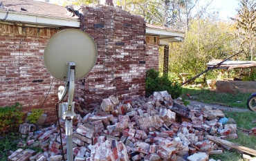bricks fell from a house because of an earthquake