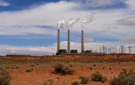 Power plant releasing carbon emissions 