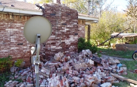 bricks fell from a house because of an earthquake