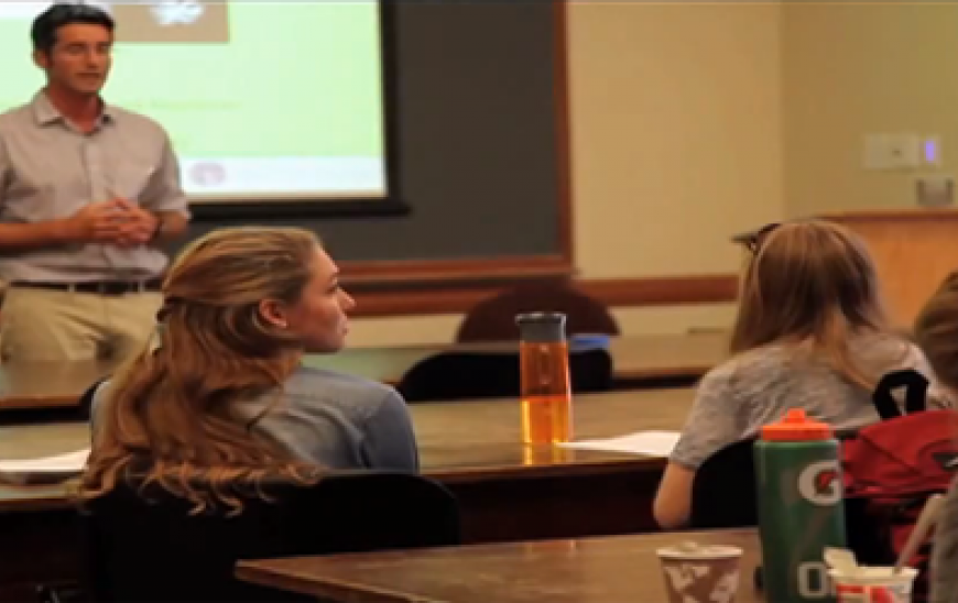 A man presenting to students 